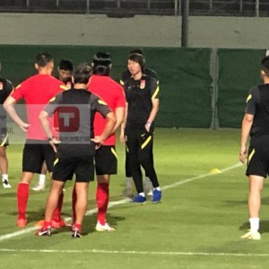 星空-国足齐整阵容恢复室外训练 张琳芃首现身场边慢跑